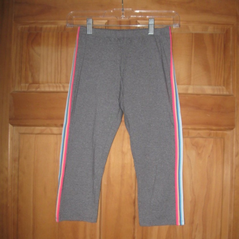 5/$30 Girls So Favorite Gray with Rainbow Stripes Capri Leggings